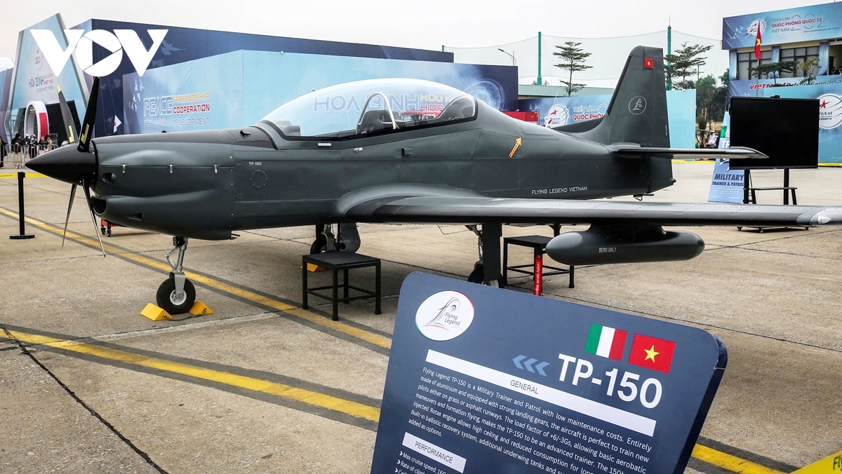 Made-in-Vietnam training aircraft TP-150 debuts at International Defense Expo